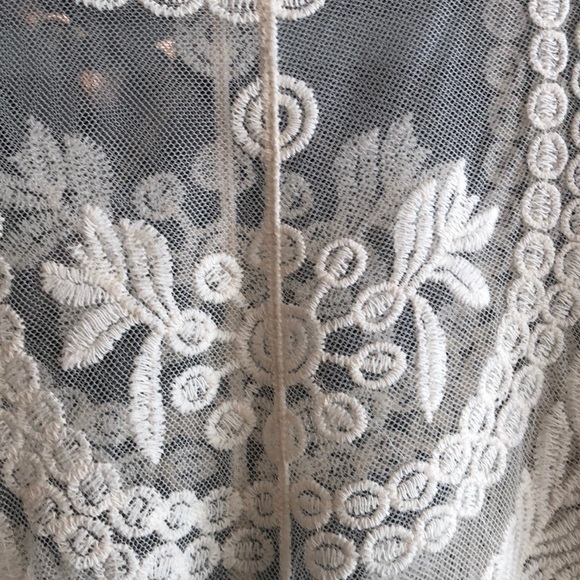 3 beautiful XL lace blouses- for the lace lover - Picture 4 of 7